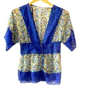 Annabelle top medium lace floral
Blue short sleeves Y2K
